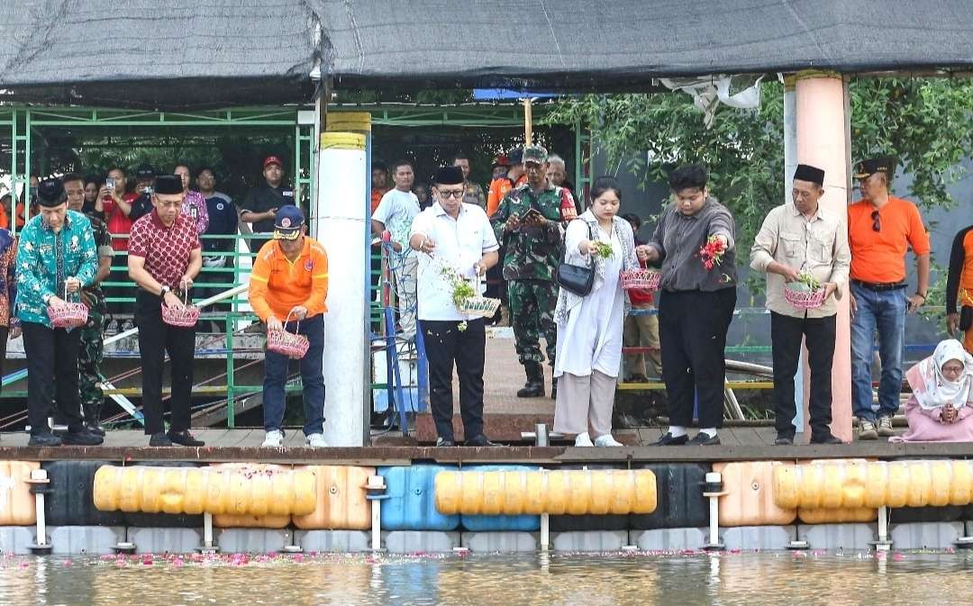 Pj Wali Kota Mojokerto bersama keluarga korban tabur bunga ditempat pencarian korban tenggelam.(Foto: Dok BPBD Mojokerto) /
