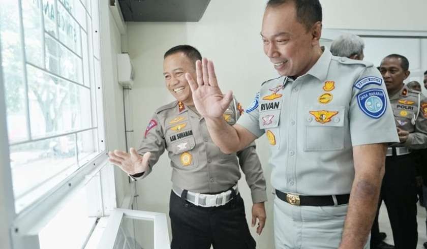 Kakorlantas Polri, Irjen Pol Aan Suhanan mengunjungi Samsat Digital di Terminal Leuwipanjang. (Foto: dok.pmjnews)