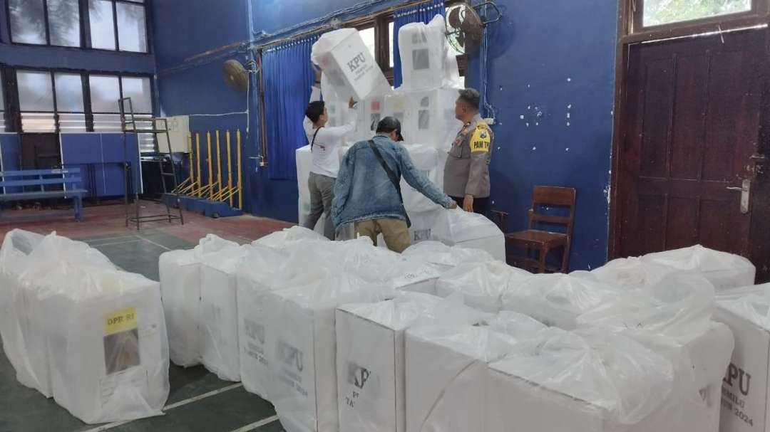 Proses distribusi logistik pemilu ke gudang PPK (foto : Muh Hujaini/Ngopibareng.id)