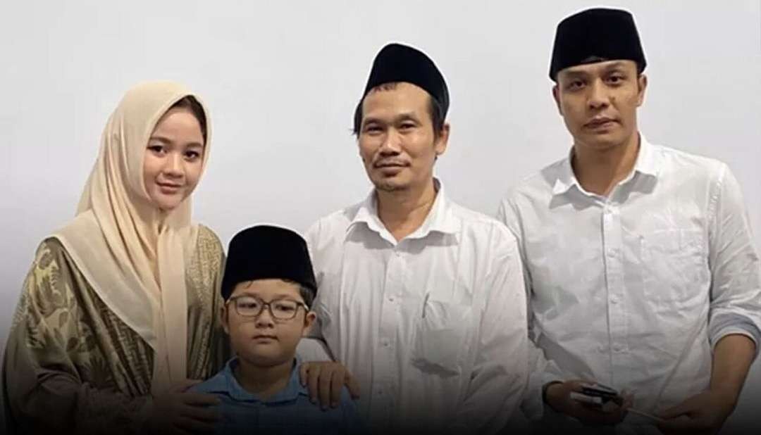 KH Ahmad Baharuddin Nursalim (Gus Baha) bersama Gus Kautsar Ploso dan keluarganya. (Foto:akun IG)
