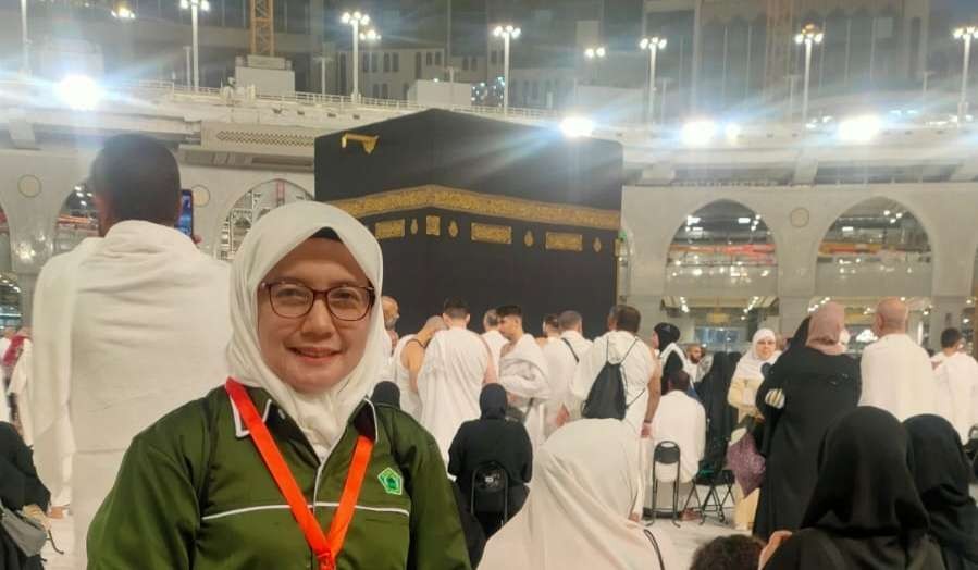 Ny Siti Nur Husnul, salah seorang aktivis produk halal, Pengurus ISNU Jawa Timur, saat menunaikan ibadah umrah di Masjidil Haram. (Foto: dok pribadi)