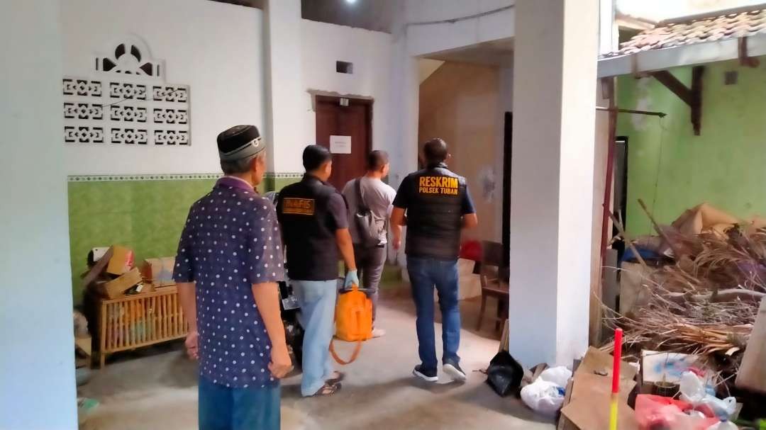 Petugas dari Polres Tuban mendatangi lokasi kejadian untuk melakukan oleh TKP (Foto: Istimewa)