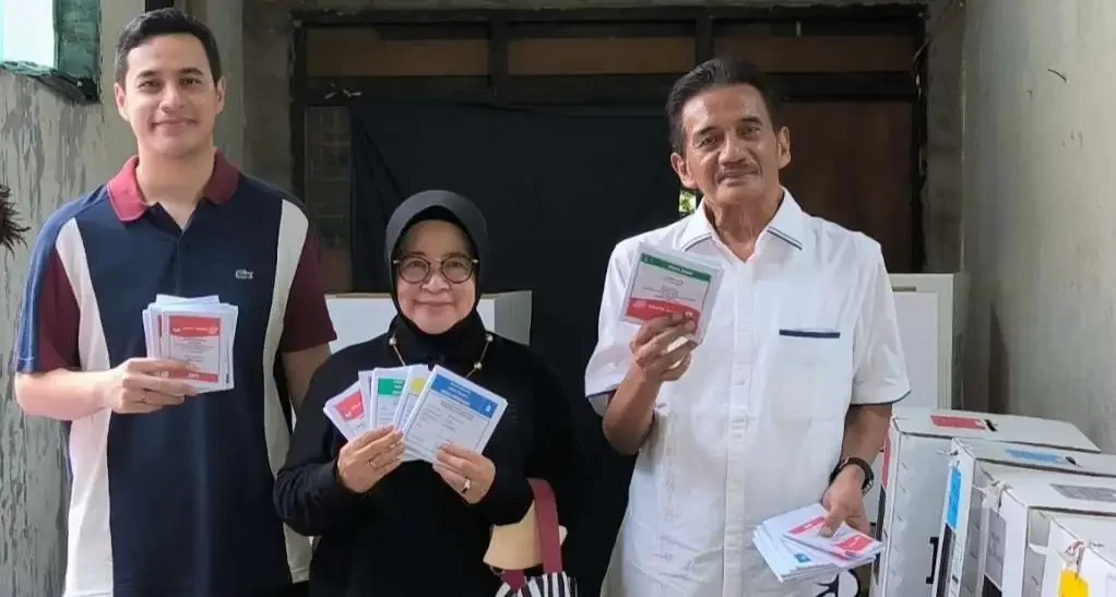 Ketua DPRD Kota Kediri Gus Sunoto Imam Mahmudi Bersama Isteri Wara Sundari Renny Pramana dan Putranya Nyoblos di TPS (Fendi Lesmana/ngopibareng.id)
