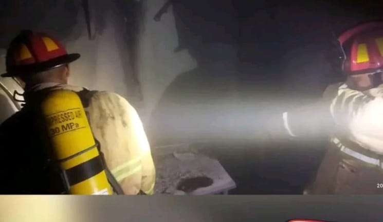 Petugas pemadam kebakaran saat memadamkan api di Ruang Poliklinik Jantung RSD Soebandi Jember (Foto: Dokumentasi Damkar Jember)