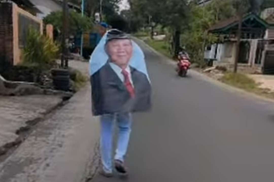 Wanto berjalan kaki sejauh 13 KM menunaikan nadzarnya bila Prabowo menang. (Foto: Istimewa)