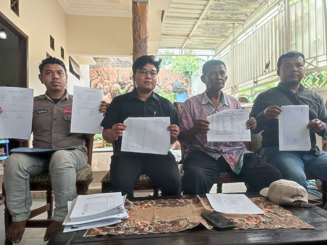 Dua Caleg Partai Demokrat Mojokerto bersama tim melaporkan dugaan kecurangan ke Panwascam Trowulan.(Foto Deni Lukmantara/Ngopibareng)