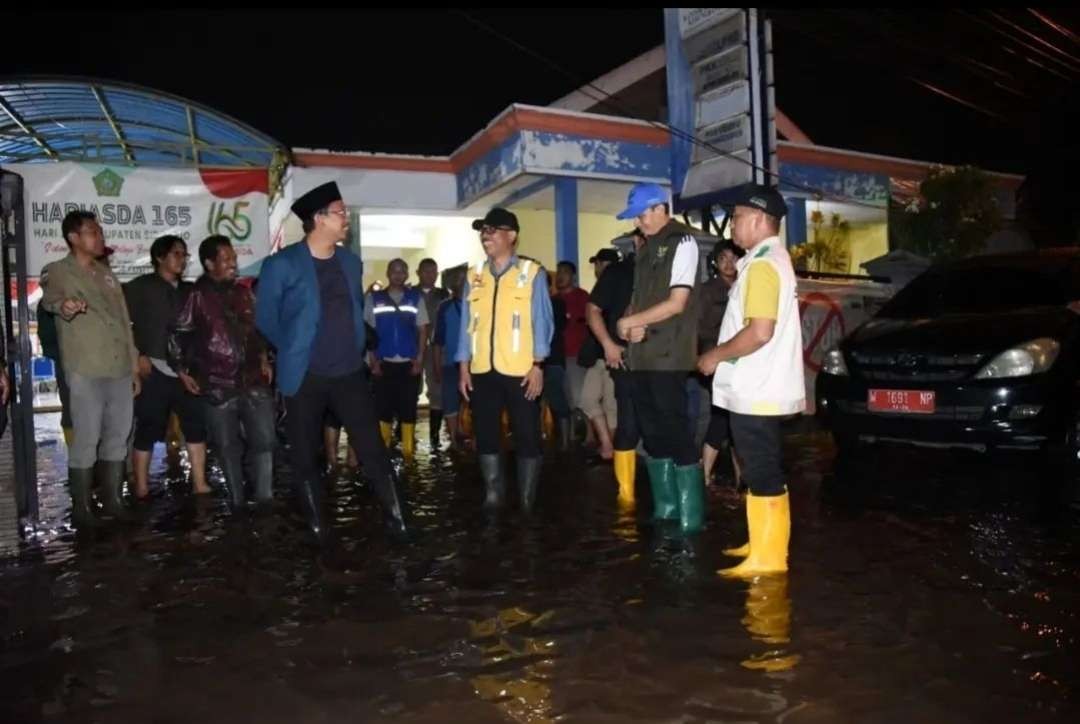 Bupati Sidoarjo, Gus Muhdlor tinjau banjir di SMPN 2 Tanggulangin, Sabtu 17 Februari 2024 malam. (Foto: Instagram @pemkabsidoarjo)