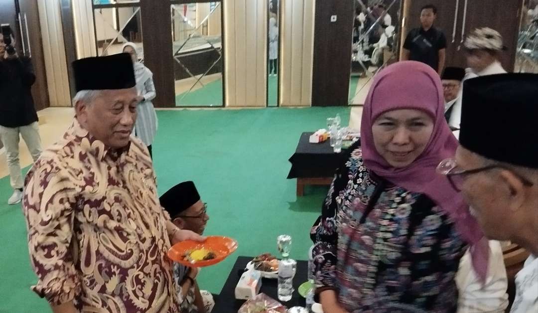 Prof Muh Nuh, Ketua Yarsis Surabaya dan Ketua Umum PP Muslimat NU, Hi Khofifah Indar Parawansa, saat peringatan 101 Tahun NU di PWNU Jatim. (Foto:adi/ngopibareng.id)