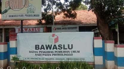 Kantor Bawaslu Kabupaten Probolinggo di Jalan MT. Haryono, Kraksaan, Kabupaten Probolinggo. (Foto: Ikhsan Mahmudi/Ngopibareng.id)