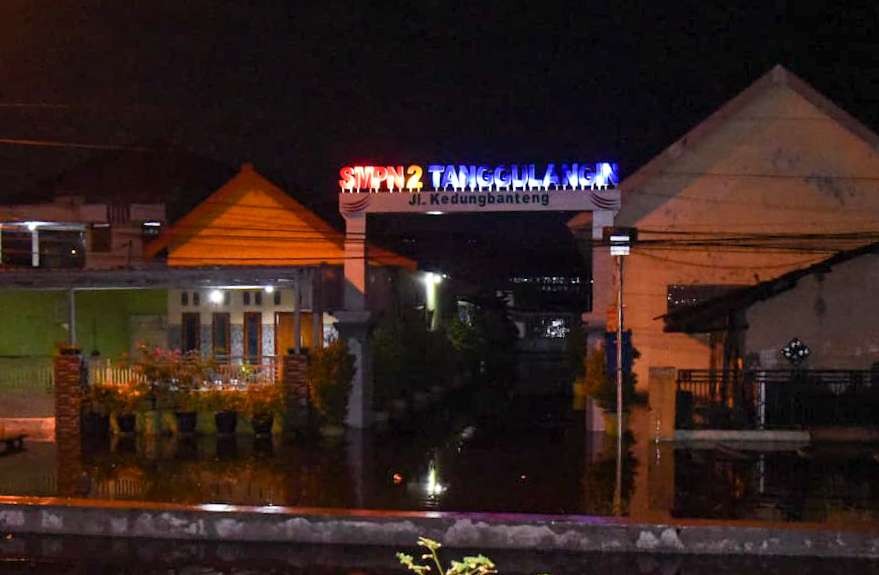 Lokasi SMPN 2 Tanggulangin terendam banjir (Foto : Aini/Ngopibareng.id)