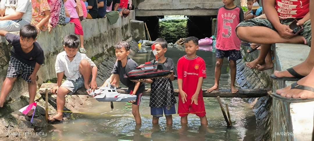 Dalam upaya menjaga kelestarian ekosistem sungai, warga lingkungan Pakunden, Kecamatan Pesantren, Kota Kediri menggelar lomba adu cepat balap miniatur perahu. (Foto: Fendhy Lesmana/Ngopibareng.id)