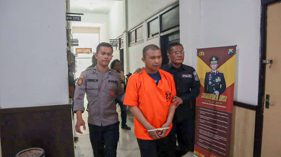 Tersangka pencabulan, DA, 21 tahun dibekuk jajaran Satreskrim Polres Probolinggo Kota, Jawa Timur. (Foto: Humas Polres)