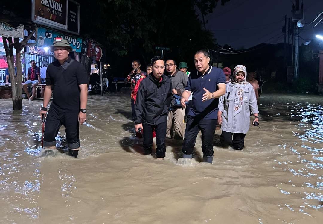 Peninjauan Banjir yang dilakukan Walikota Surabaya di kawasan Surabaya Barat. (Foto: Humas Pemkot Surabaya)