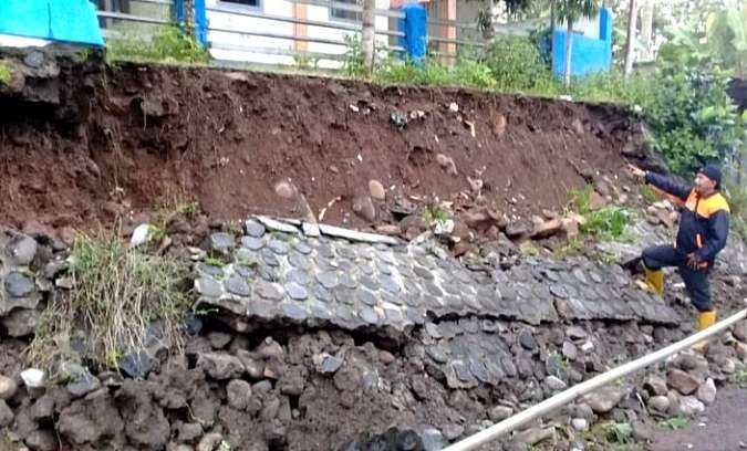 Plengsengan penahan bangunan Puskesmas di Desa Tlogosari, Kecamatan Sumbermalang Situbondo longsor, akibat diguyur hujan deras dua jam. (Foto: Dokumentasi BPBD Situbondo)