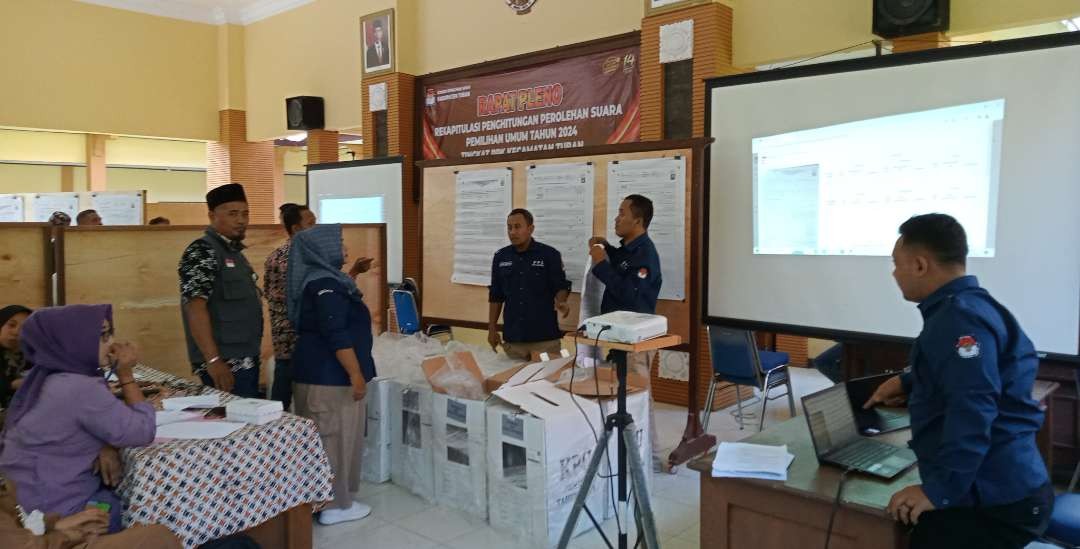 PPK Kecamatan Tuban melakukan rekapitulasi penghitungan suara Pemilu 2024 (Foto: Khoirul Huda/Ngopibareng.id)