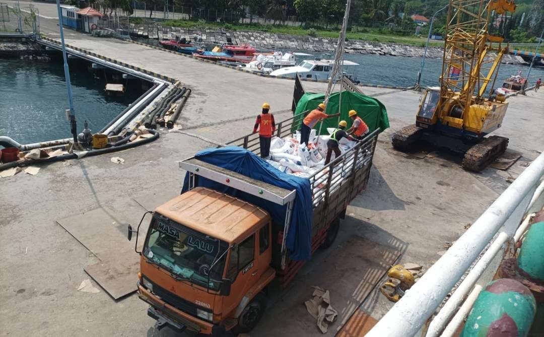 Proses bongkar 15 ribu ton beras impor dari Thailand di Pelabuhan Tanjungwangi Banyuwangi, Jawa Timur. (Foto: Istimewa)