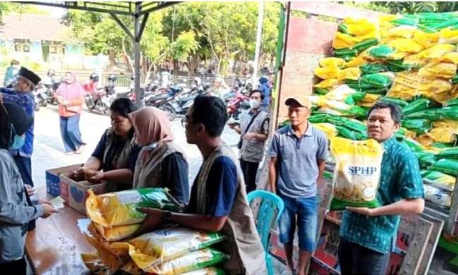 Pemkab Situbondo menggandeng Bulog Bondowoso menjadwalkan operasi pasar murah beras di semua kecamatan di Situbondo mulai 26 Februari 2024.(Foto: Dokumen Diskoperindag Situbondo)