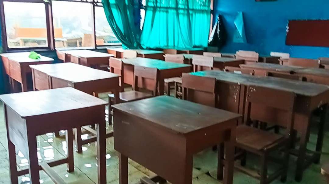 Bangku kosong imbas siswa sekolah daring (foto : Aini/Ngopibareng.id)