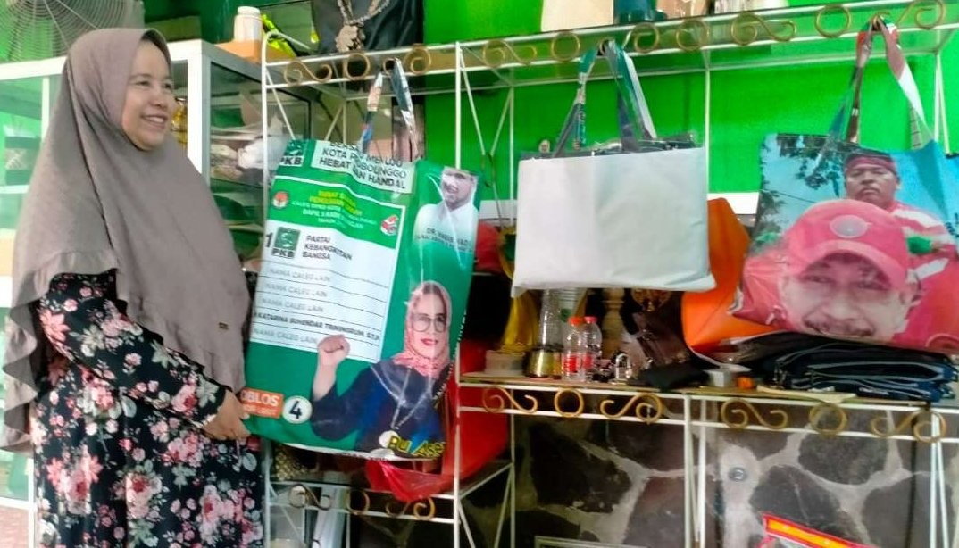 Katarina Suhendar Triningrum menunjukkan tas belanja berbahan banner bekas Alat Peraga Kampanye (APK) Pemilu 2024. (Foto: Ikhsan Mahmudi/Ngopibareng.id)