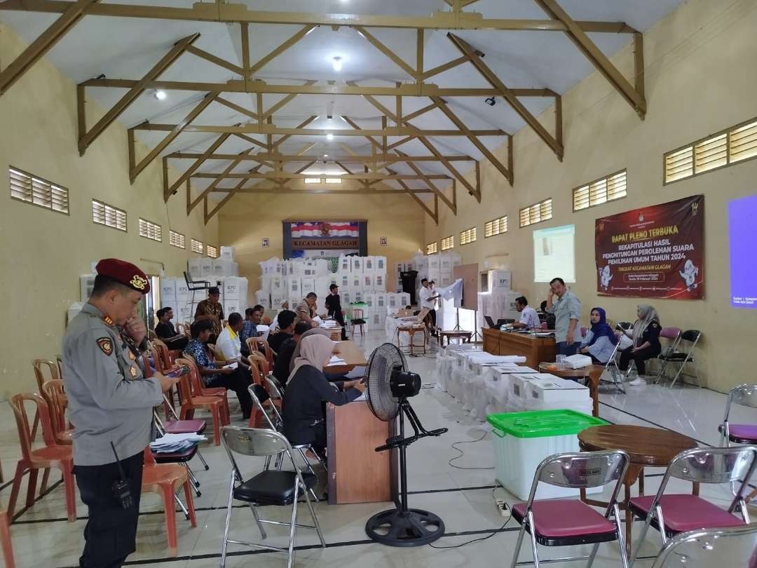Proses rekapitulasi surat suara di Kecamatan Glagah. (Foto: Istimewa)