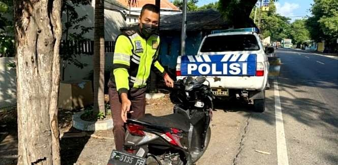 Anggota Satlantas Polres Situbondo mengamankan motor Honda Vario milik korban ASN Dinkes setempat. (Foto: Dok. Satlantss Polres Situbondo)