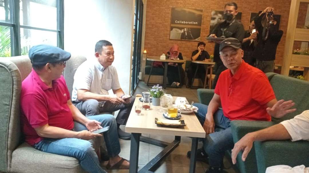 Ganjar Pranowo bersama CEO Ngopibareng.id Arif Afandi di Baradjawa Cafe, Selasa 20 Februari 2024. (Foto: sujatmiko/ngopibareng.id)