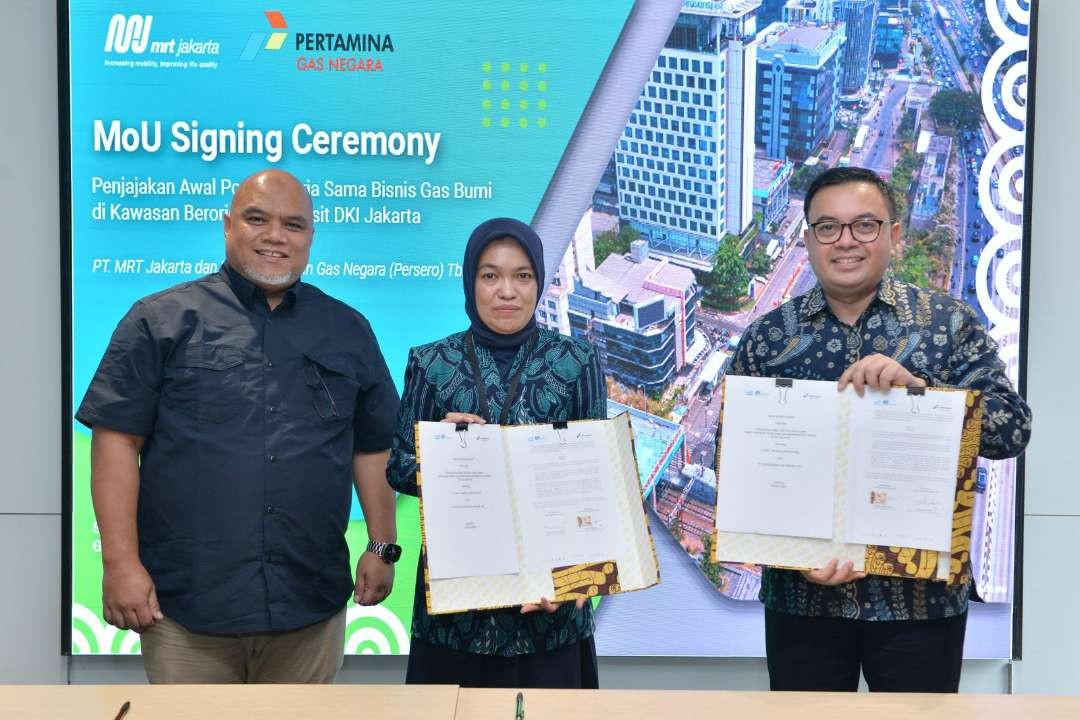 Perwakilan PGN dan MRT menandatangani kerja sama pengembangan jaringan gas bumi di kawasan berorientasi transit MRT DKI Jakarta. (Foto: PGN)