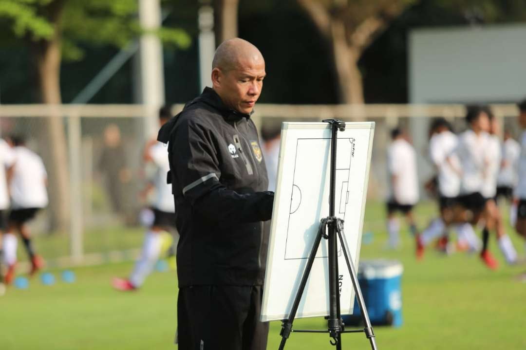 Pelatih kepala Timnas Indonesia U-16 Nova Arianto saat memimpin seleksi tahap pertama