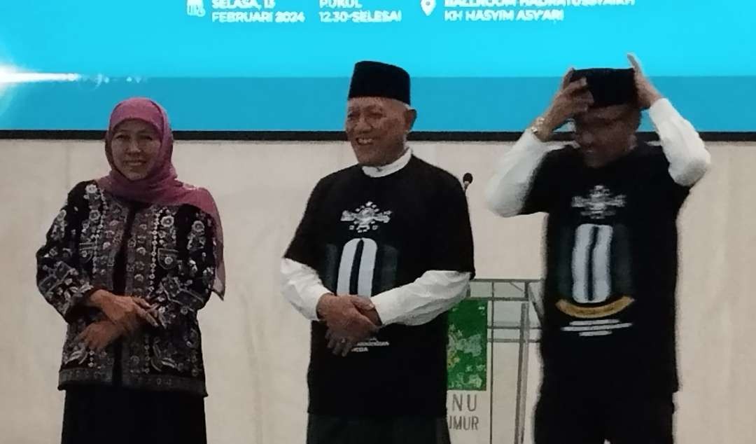 Khofifah Indar Parawansa bersama Ketua PWNU Jatim KH Abdul Hakim Mahfudz, didampingi Sekretaris PWNU Jatim Prof Akh Muzakki dalam acara Tumpengan Harlah 101 NU. (Foto:adi/ngopibareng.id)