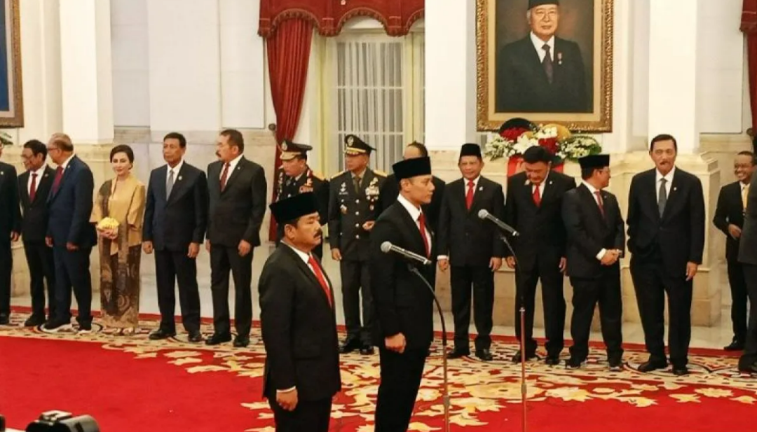 Presiden Jokowi melantik dua menteri baru, Aagus Harimurti Yudhoyono (AHY) sebagai Menteri ATR-BPN dan Hadi Tjahjanto sebagai Menko Polhukam. (Foto: Antara)