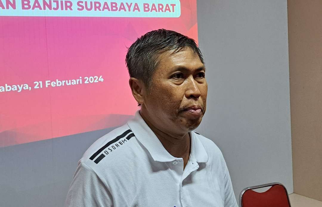 Kepala Dinas Sumber Daya Air dan Bina Marga (DSDABM) Kota Surabaya, Syamsul Hariadi saat menjelaskan banjir di Surabaya Barat. (Foto: Pita Sari/Ngopibareng.id)