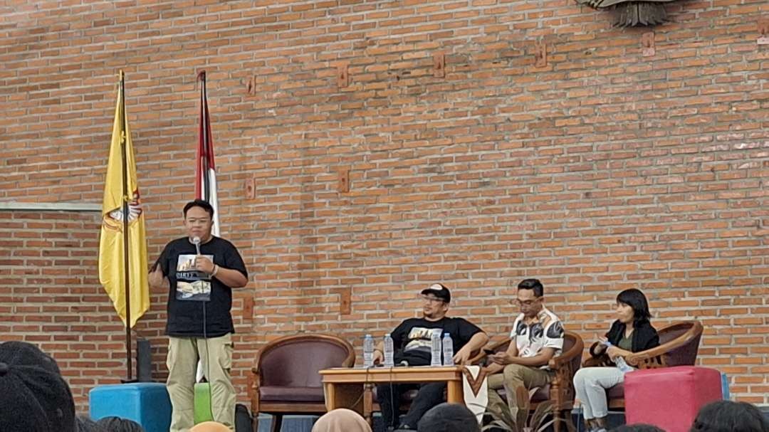 Sutradara sekaligus jurnalis Dandhy Laksono, saat mengisi acara diskusi film "Dirty Votes", di Universitas Katolik Widya Mandala Surabaya, Rabu 21 Februari 2024. (Foto: Julianus Palermo/Ngopibareng.id)