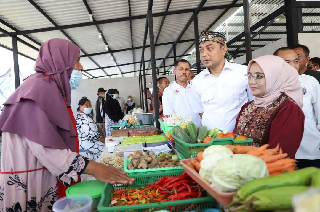 Walikota Surabaya Eri Cahyadi blusukan ke pasar-pasar untuk memantau harga komoditas volatile food apa saja yang mengalami kenaikan. (Foto: Pemkot Surabaya)