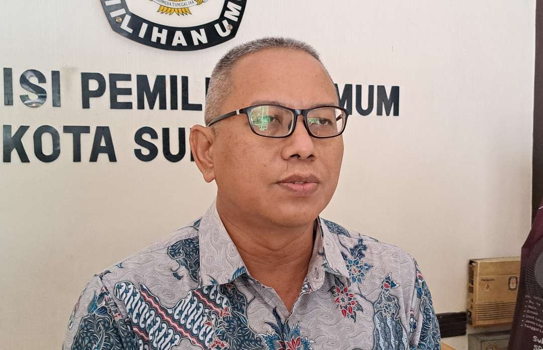 Komisioner Divisi Teknis Penyelenggaraan KPU Surabaya Suprayitno saat menjelaskan pelaksanaan PSU di 10 TPS. (Foto: Pita Sari/Ngopibareng.id)