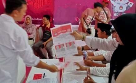 Sejumlah TPS di Bondowoso hitung suara ulang Pemilu 2024 di kecamatan karena ada selisih angka di C pleno dan C1 salinan. (Foto: Guido/Ngopibareng.id)