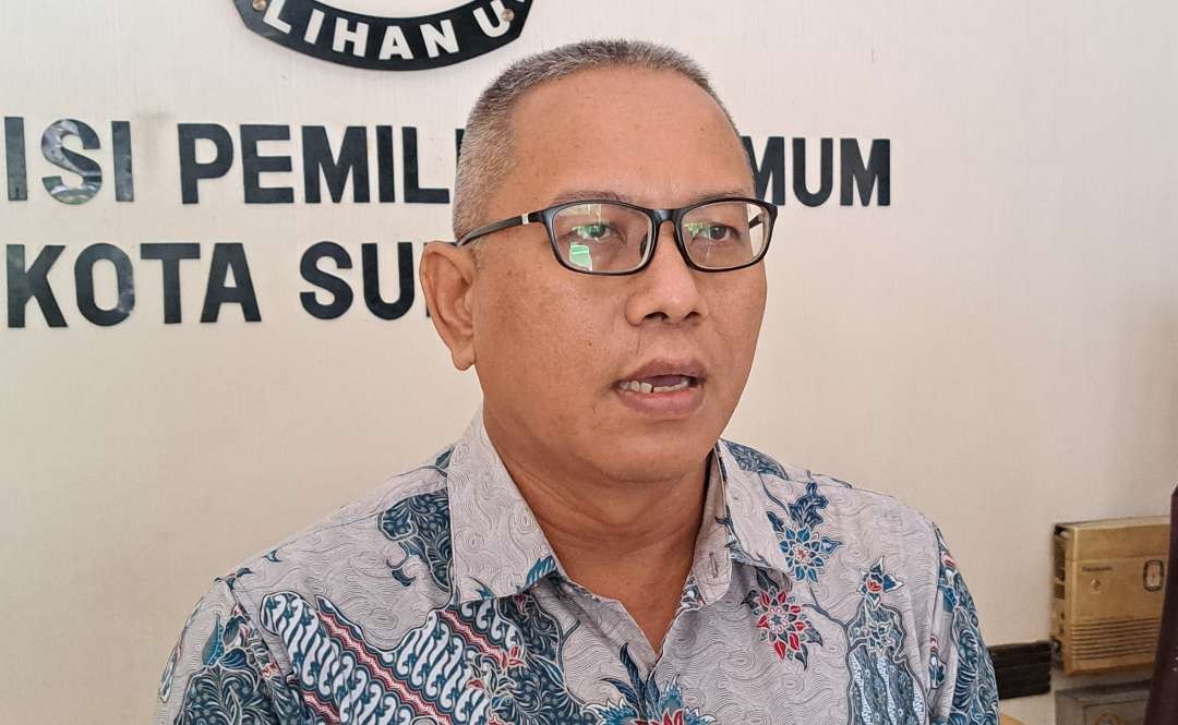 Suprayitno, Komisioner Divisi Teknis Penyelenggaraan KPU Surabaya saat menjelaskan persiapan PSU di 10 TPS. (Foto: Pita Sari/Ngopibareng.id)