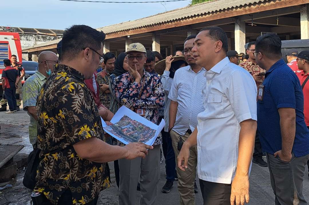 Walikota Surabaya, Eri Cahyadi saat melakukan sidak RPH Babi yang direnovasi untuk sentra pedagang. (Foto: Pita Sari/Ngopibareng.id)