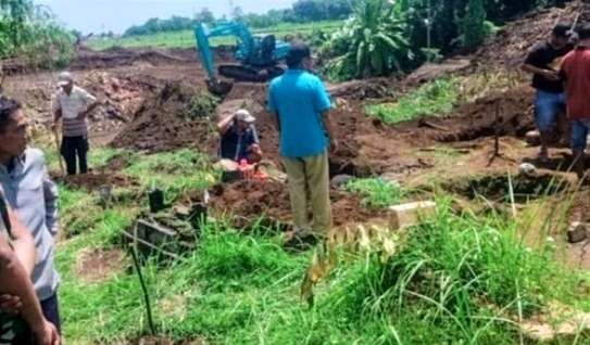 Sebanyak 50 makam di TPU Desa Blimbing Kecamatan Besuki Situbondo, dibongkar dan dipindahkan, karena terdampak proyek jalan tol Probowangi. (Foto: Istimewa)