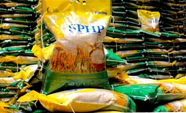 Di tengah melambungnya harga beras medium dan premium di Bondowoso, masyarakat kesulitan mendapatkan beras SPHP Bulog di pasaran. (Foto: Guido/Ngopibareng.id)