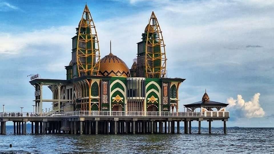 Masjid Ziyadatul Abrrar, masjid di tengah laut indah di kejauhan. (Foto: dok/ngopibareng.id)