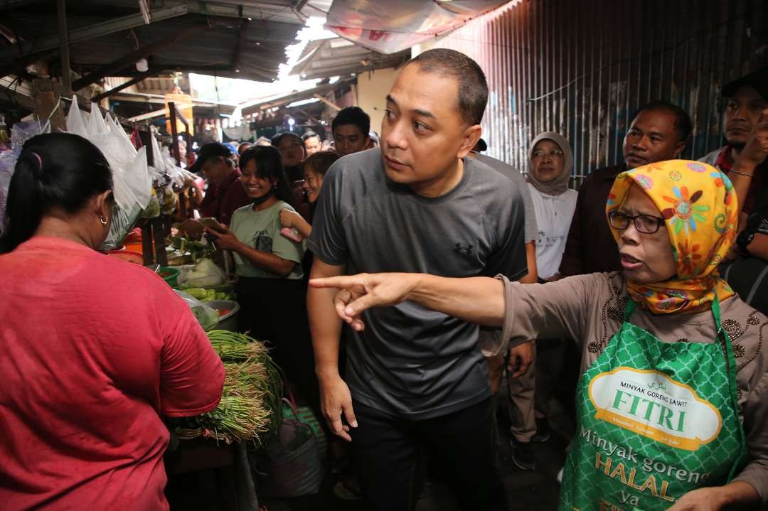 Walikota Surabaya Eri Cahyadi saat meninjau Pasar Simo yang akan direvitalisasi. (Foto: Humas Pemkot Surabaya)