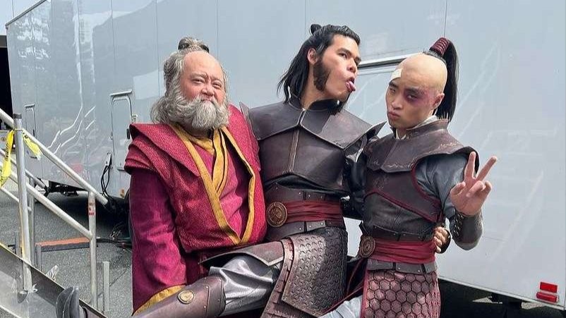 Ruy Iskandar (tengah) sebagai Letnan Jee, salah satu perwira senior di kapal Zuko (Dallas Liu) dan Iroh (Paul Sun-Hyung Lee). (Foto: Instagram)