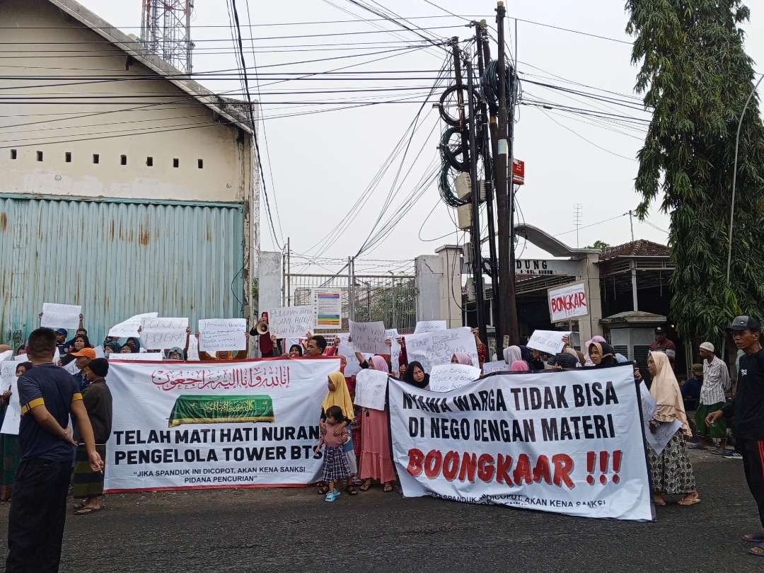 Warga Lingkungan Bandung, Kelurahan Sukomulyo, Kecamatan/Kabupaten Lamongan beramai-ramai unjuk rasa menggugat keberadaan tower di tengah pemukiman. (Foto: Imron Rosidi/Ngooibareng.id)