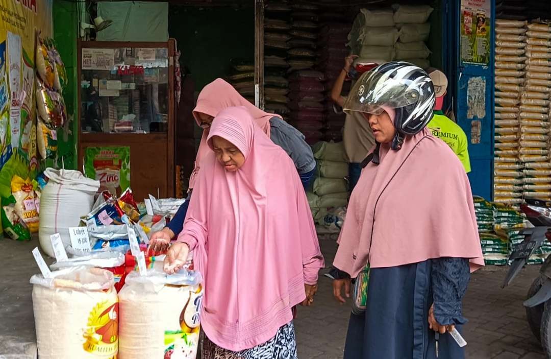 Warga membeli beras di pasar Larangan Sidoarjo (foto :Aini/Ngopibareng.id)