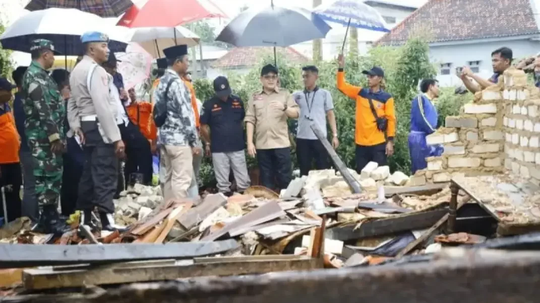 Penjabat Gubernur Jawa Timur Adhy Karyono meninjau lokasi bencana hujan lebat yang disertai angin kencang di Kabupaten Pamekasan. (Foto: Dok Jatim)