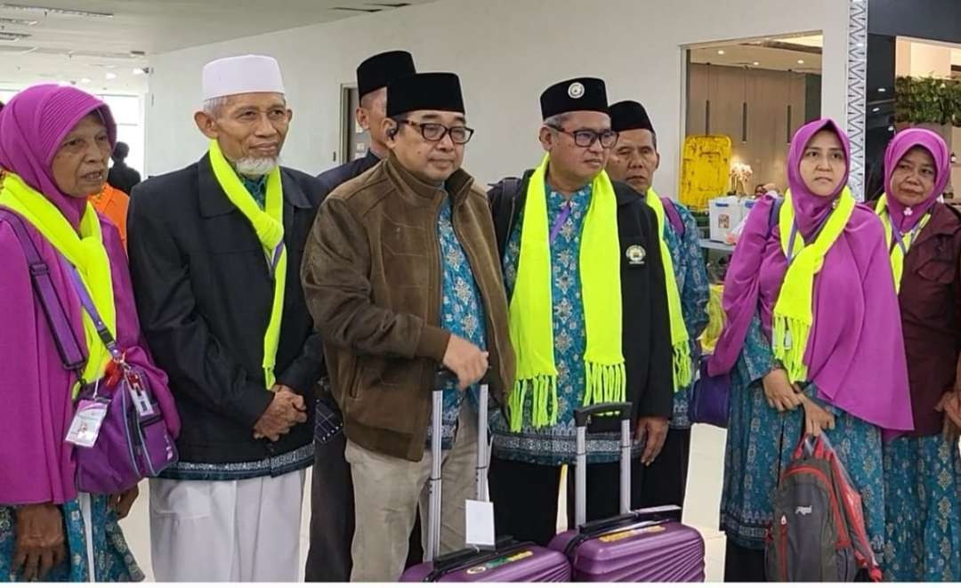 Ketua DMI Surabaya Arif Afandi bersama jamaah Umroh Bareng DMI Kota Surabaya berangkat melalui Bandara Internasional Juanda, Sabtu 24 Februari 2024 siang. (Foto: Dok. Arif Afandi)