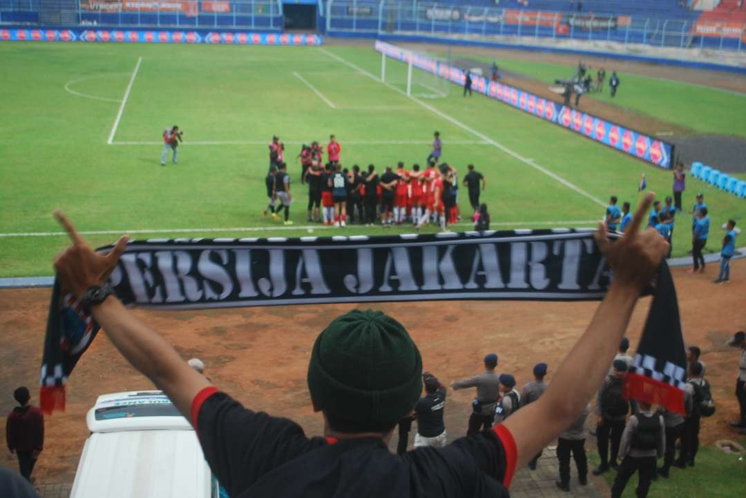 The Jakmania memberikan dukungan kepada Persija saat berkompetisi di Liga 1. (Foto: Moh Badar Risqullah/Ngopibareng.id)