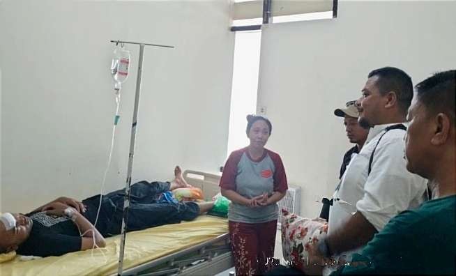 Satu dari dua Pengawas TPS Pemilu 2024 mengalami kecelakaan lalu lintas saat bertugas rawat inap di rumah sakit. (Foto: Dokumentasi Bawaslu Situbondo)