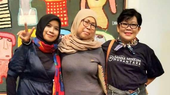 Nabila Dewi Gayatri (tengah) bersama pelukis Lini Natalini Widhiasi (kanan) pada suatu kesempatan pameran seni rupa. (Foto: ndg for ngopibareng.id)
