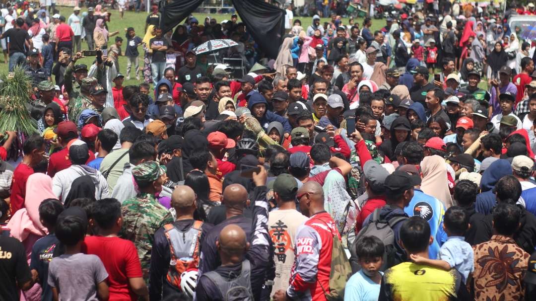 Ribuan warga tumplek blek mendatangi acara panen raya dan jambore durian yang dilaksanakan Lapangan Desa Kebonrejo, Kecamatan Kepung, Kabupaten Kediri (Foto: Istimewa)